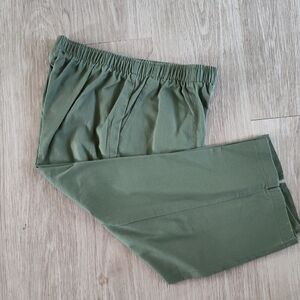 ๐ข White Stag Green Capris with Elastic Waistband